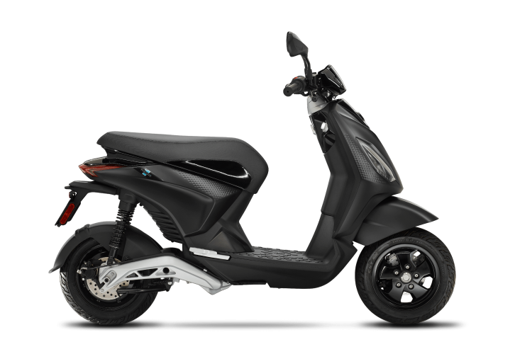 Piaggio , Forever Black, €1399900.0
